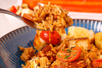 Arroz caldoso com carne de churrasco